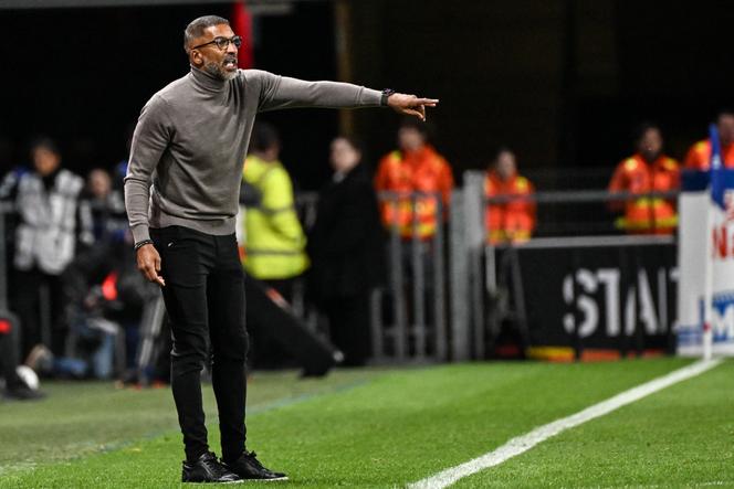 Habib Beye, então técnico do Rennes, durante a partida da Ligue 1 contra o Nice, em 26 de outubro de 2025, em Rennes.