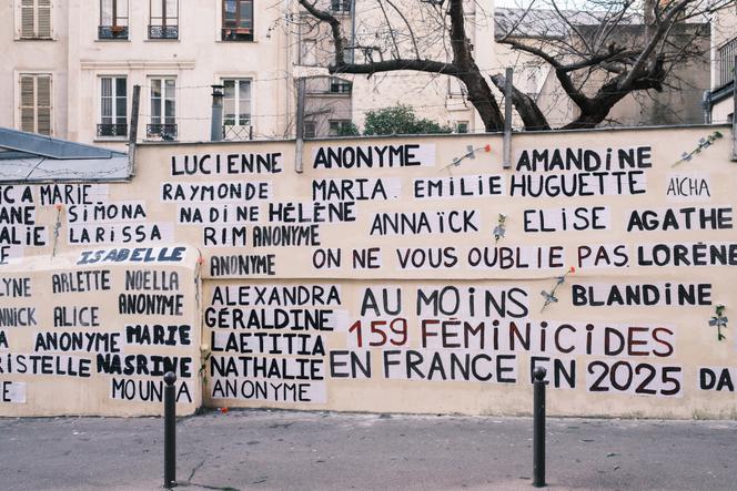 Collages en hommage aux 159 victimes de féminicides de 2025, à Paris, le 1er janvier 2026.