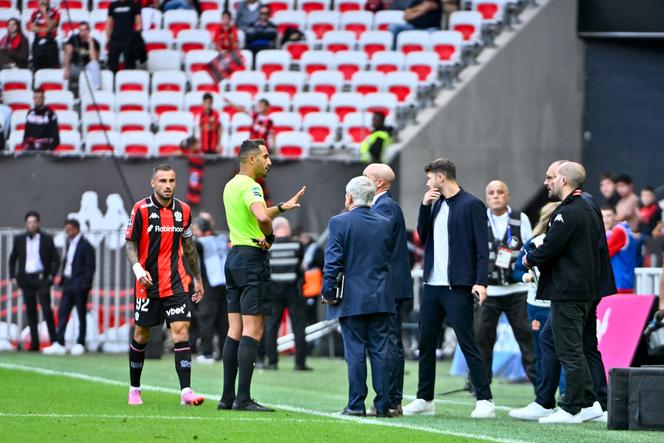 L’arbitre Abdelatif Kherradji discute d’une possible suspension du match après que des supporters niçois ont entonné des slogans homophobes, lors d’une rencontre de Ligue 1&nbsp;opposant l’OGC Nice au Paris FC, à Nice, le 28&nbsp;septembre&nbsp;2025. 