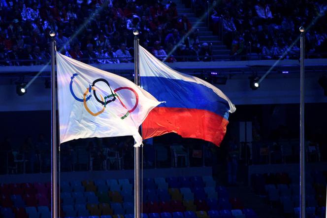 Les drapeaux olympique et russe lors de la cérémonie de clôture des Jeux d’hiver de Sotchi, le 23&nbsp;février 2014.