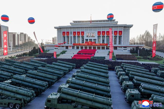 Le dirigeant nord-coréen Kim Jong-un assiste à une cérémonie de présentation d’un imposant lance-missiles multiple capable de tirer des ogives nucléaires, lors du neuvième congrès du Parti des travailleurs de Corée, à Pyongyang, le 18 février 2026, sur cette photo diffusée par l’agence de presse officielle nord-coréenne KCNA.