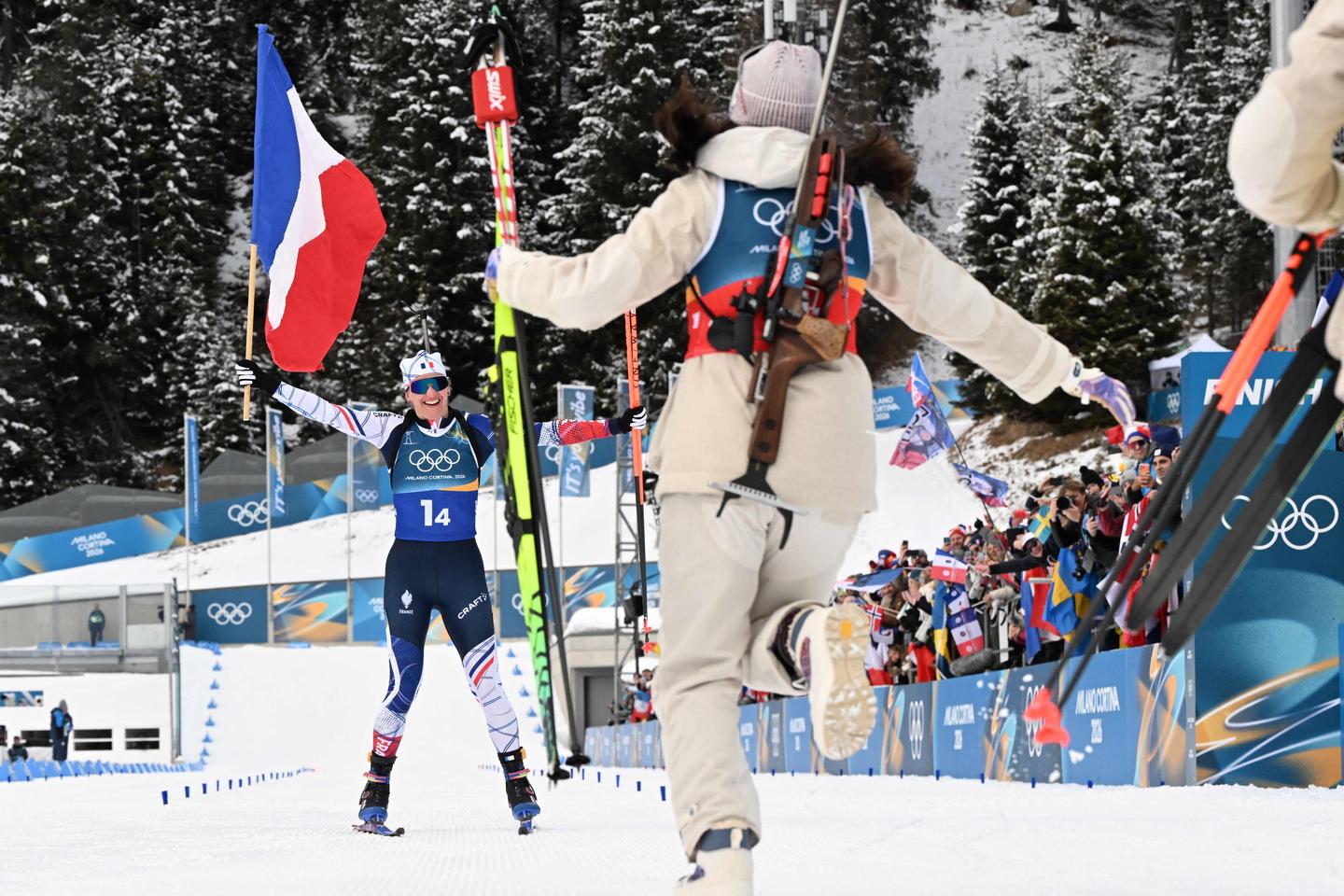 Biathlon aux JO 2026 : le relais des Bleues se pare d’or au terme d’un nouveau scénario renversant