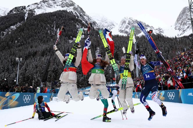 De gauche à droite, Camille Bened, Lou Jeanmonnot, Océane Michelon et Julia Simon célèbrent la victoire sur le relais femmes, mercredi 18&nbsp;février à Anterslava (Italie). 