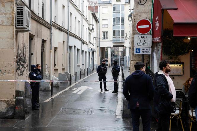 Des policiers de l’unité cynophile devant le siège de La France Insoumise suite à une alerte à la bombe, à Paris, le 18 février 2026.