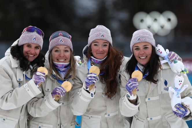 Julia Simon, Oceane Michelon, Lou Jeanmonnot e Camille Bened, medalhistas de ouro no revezamento olímpico em Antholz-Anterselva (Itália), 18 de fevereiro de 2026.
