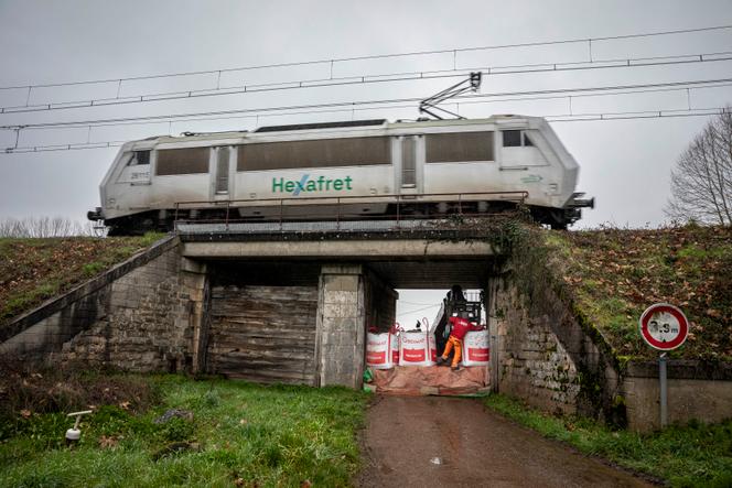 Des ouvriers installent des sacs de sable pour boucher un accès au quartier de l'Ile, évacué en raison d'une nouvelle alerte inondation faisant craindre une rupture de la digue le protégeant des eaux du Lot, à Aiguillon (Lot-et-Garonne), le 17 février 2026 