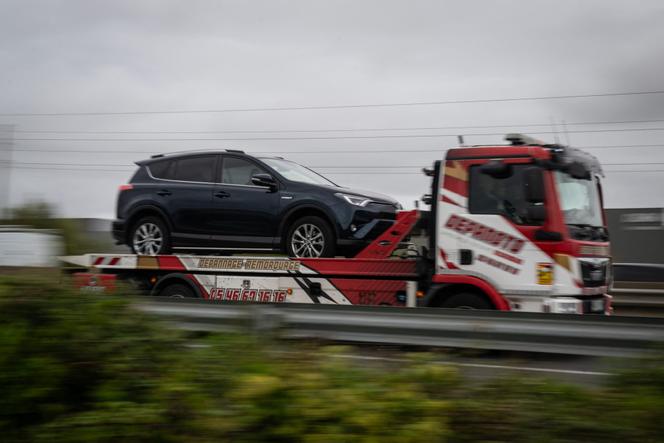 Un SUV Toyota Rav4 sur une dépanneuse, à La&nbsp;Rochelle, le 30&nbsp;septembre&nbsp;2024.