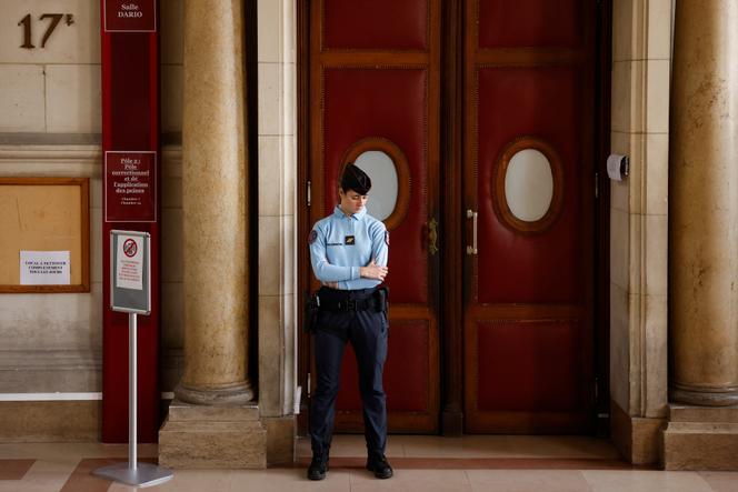 Devant une salle d’audience de la cour d’appel de Paris, le 10 novembre 2025.