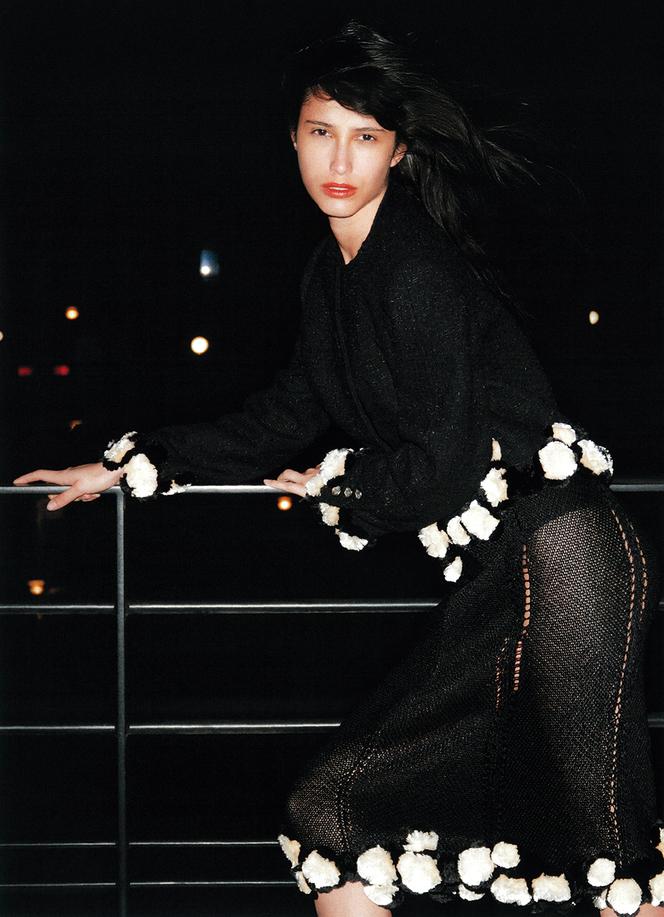 Veste en tweed ornée de galons camélias, pull et jupe, Chanel.