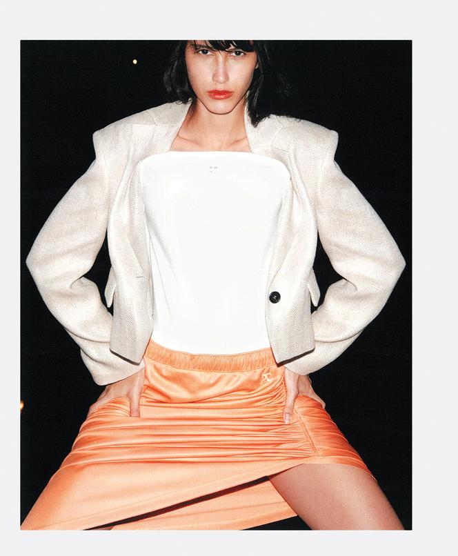 Veste en lin et coton à motifs chevrons, Brunello Cucinelli ; top et jupe, Courrèges.