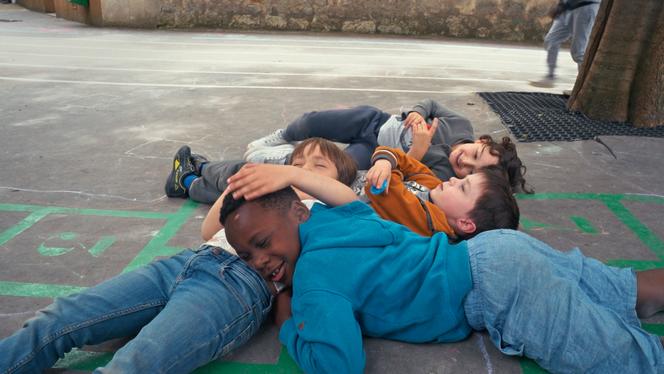 No pátio da creche Popincourt, no 11º arrondissement de Paris. Imagem retirada do documentário “O que vamos fazer com você?” 