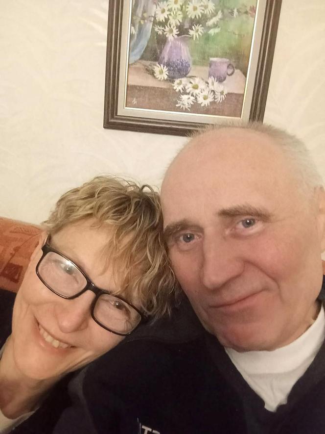 L’opposant biélorusse Mikalaï Statkiévitch et son épouse, Marina Adamovitch, après sa libération de prison, à Minsk, le 19&nbsp;février&nbsp;2026.