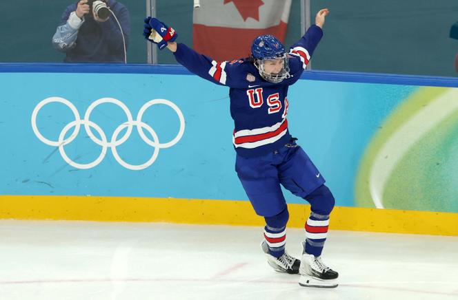 Megan Keller, dos Estados Unidos, comemora depois de marcar seu segundo gol na prorrogação para ganhar o ouro nas Olimpíadas Milano Cortina 2026, na Arena de Hóquei no Gelo Milano Santagiulia, Milão, Itália, em 19 de fevereiro de 2026.