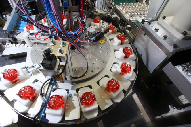 Sur la chaîne de conditionnement du parfum Nina de Nina Ricci, dans l’usine Puig de Chartres, en janvier 2010.