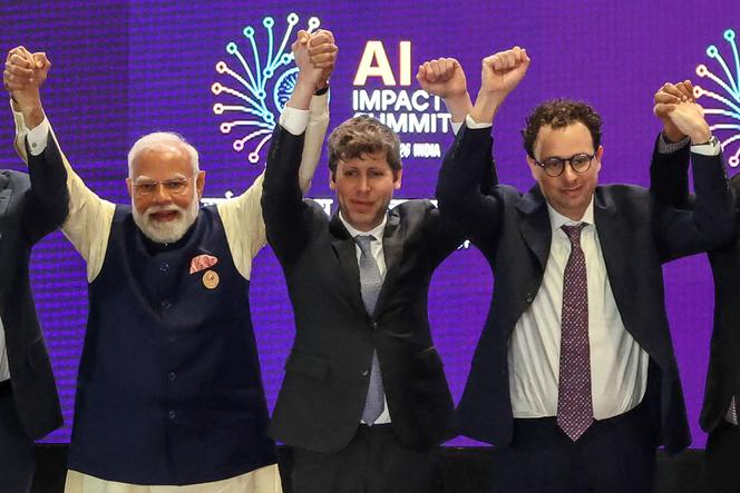 Le premier ministre indien, Narendra Modi (à gauche), avec le PDG d’OpenAI, Sam Altman (au centre), et le PDG d’Anthropic, Dario Amodei, lors du sommet de l’IA de New Delhi, le 19&nbsp;février&nbsp;2026.