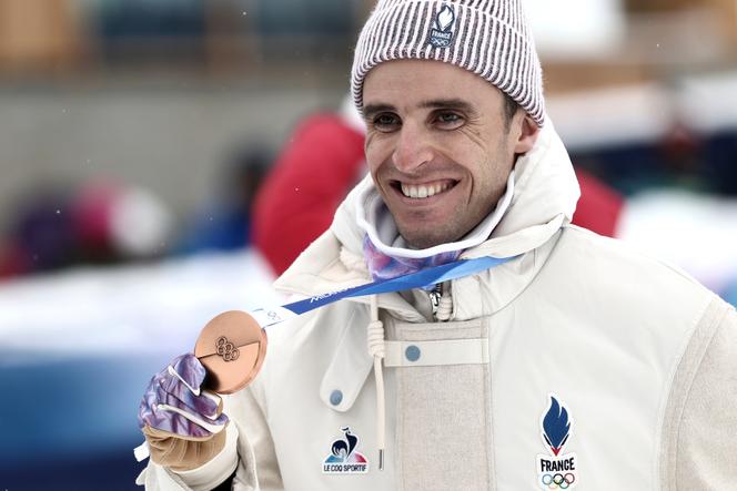 Thibault Anselmet avec sa médaille de bronze à l’issue de l’épreuve olympique de sprint en ski-alpinisme à Bormio (Italie), le 19&nbsp;février 2026.