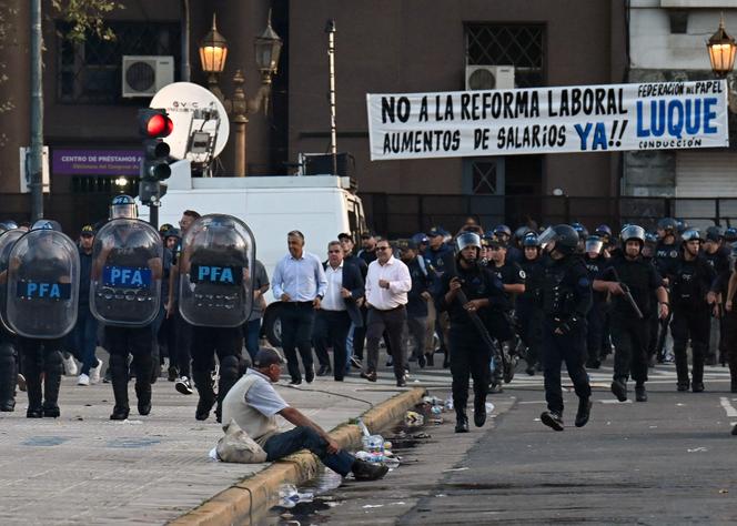Manifestation contre la réforme du travail du président argentin Javier Milei, devant le Congrès, à Buenos Aires, le 19&nbsp;février 2026. 