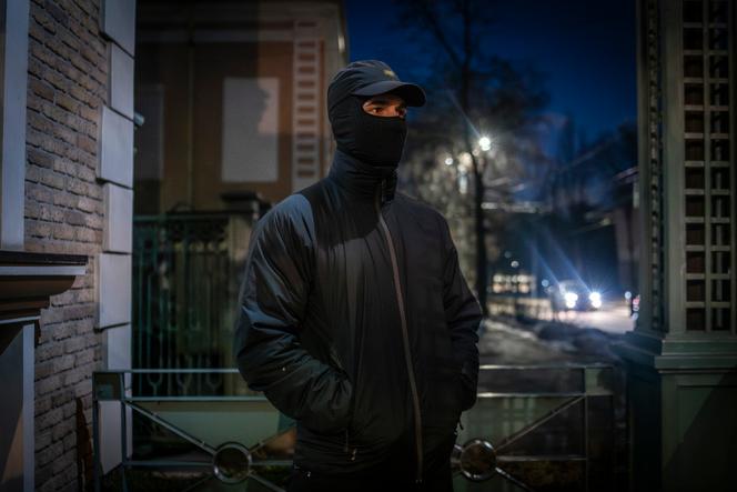 «&nbsp;Denys&nbsp;», soldat du 1ᵉʳ&nbsp;centre séparé de systèmes sans pilote, dans une rue de Dnipro (Ukraine), le&nbsp;1ᵉʳ&nbsp;février&nbsp;2026.