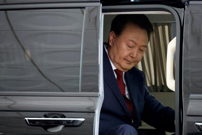 Yoon Suk Yeol arrivant au parquet de Séoul pour se soumettre à un interrogatoire, après avoir été convoqué dans le cadre d’une enquête menée par un procureur spécial sur sa tentative avortée de déclarer la loi martiale, à Séoul, en Corée du Sud, le 28 juin 2025.