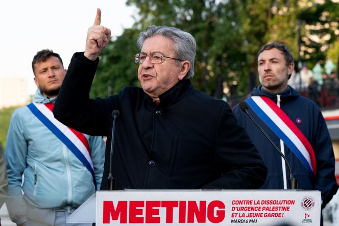 Le député LFI Raphaël Arnault et Jean-Luc Mélenchon, lors d’une manifestation contre la décision du ministre de l’intérieur de dissoudre la Jeune Garde, à Paris, le 6&nbsp;mai 2025.