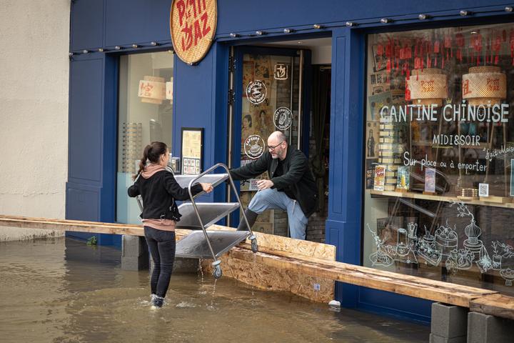 Yohan Chiron, propriétaire du restaurant Le petit Daz qui a été inondé, tâche de mettre son stock à l’abri de l’eau, à Angers, le 19 février 2026.