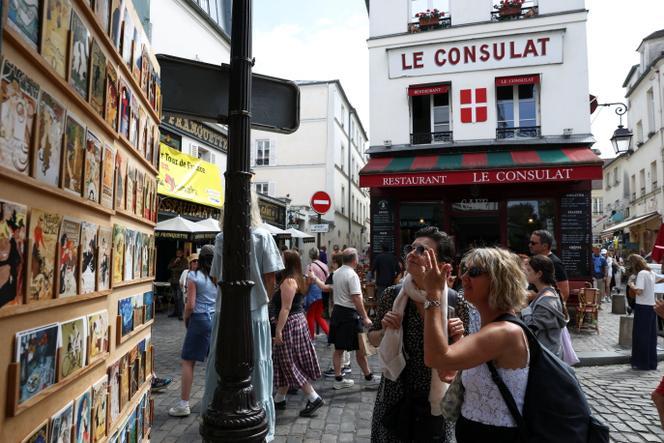 Devant une boutique de souvenirs à Montmartre, à Paris, le 29&nbsp;juillet 2025.