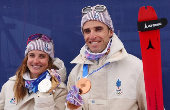 La médaillée d’argent, Emily Harrop, et le médaillé de bronze, Thibault Anselmet, après leurs épreuves de ski alpinisme, jeudi 19&nbsp;février, à Bormio (Italie). 