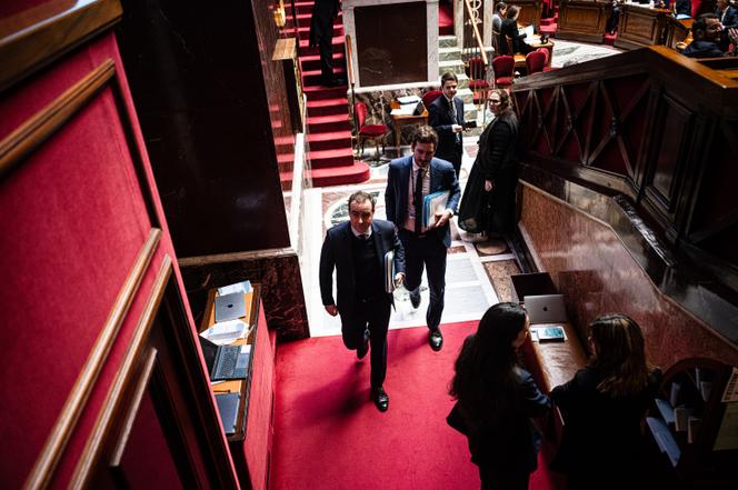 Sébastien Lecornu et son conseiller parlementaire, chef de pôle, François Moreau à l’Assemblée nationale, à Paris, le 5 décembre 2025.