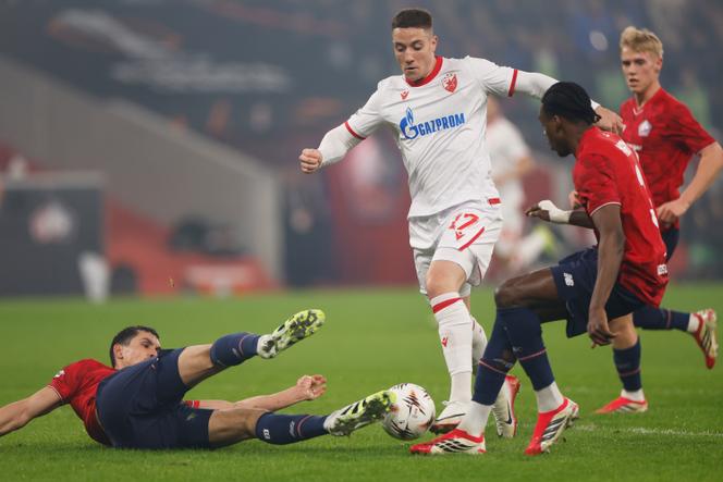 Bruno Duarte de l’Etoile rouge de Belgrade, au centre, lors du match de barrage aller de qualification en huitièmes de finale de la Ligue Europa au stade Pierre-Mauroy à Lille, le 19&nbsp;février&nbsp;2026.