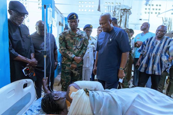 Le président ghanéen, John Dramani Mahama, rend visite aux victimes d’une attaque perpétrée au Burkina Faso, à Titao, par des islamistes présumés, à l’hôpital militaire d’Accra, le 18 février 2026.