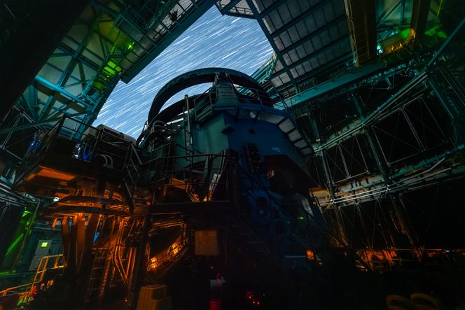 Le télescope Simonyi, nommé ainsi en l’honneur de Charles Simonyi, le 17&nbsp;avril 2025, deux jours après que la caméra du LSST ait recueilli ses premiers photons.