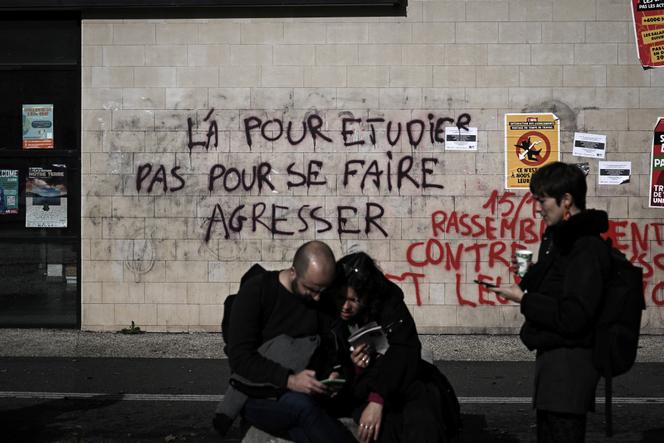 Un message dénonce des violences sexistes devant l’université Bordeaux-Montaigne, à Pessac (Gironde), le 15 novembre 2023.
