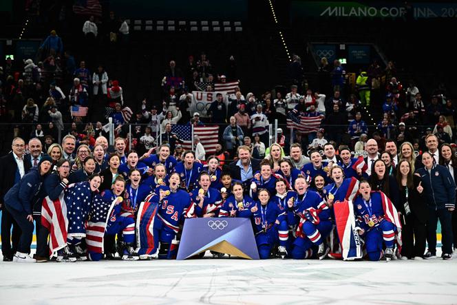 Jogadoras da equipe dos EUA posam durante a cerimônia de medalhas após a final feminina de hóquei no gelo nos Jogos Olímpicos de Inverno em Milão-Cortina, em 19 de fevereiro de 2026.