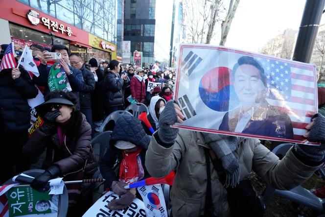 Des partisans de l’ancien président sud-coréen Yoon Suk Yeol, devant le tribunal du district central de Séoul, le 19 février 2026.