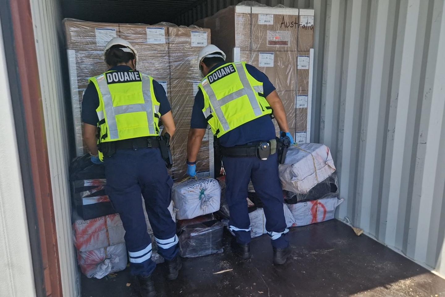Les saisies de cocaïne ont bondi de 49 % en 2025, atteignant une valeur de 1,5 milliard d’euros, annoncent les douanes