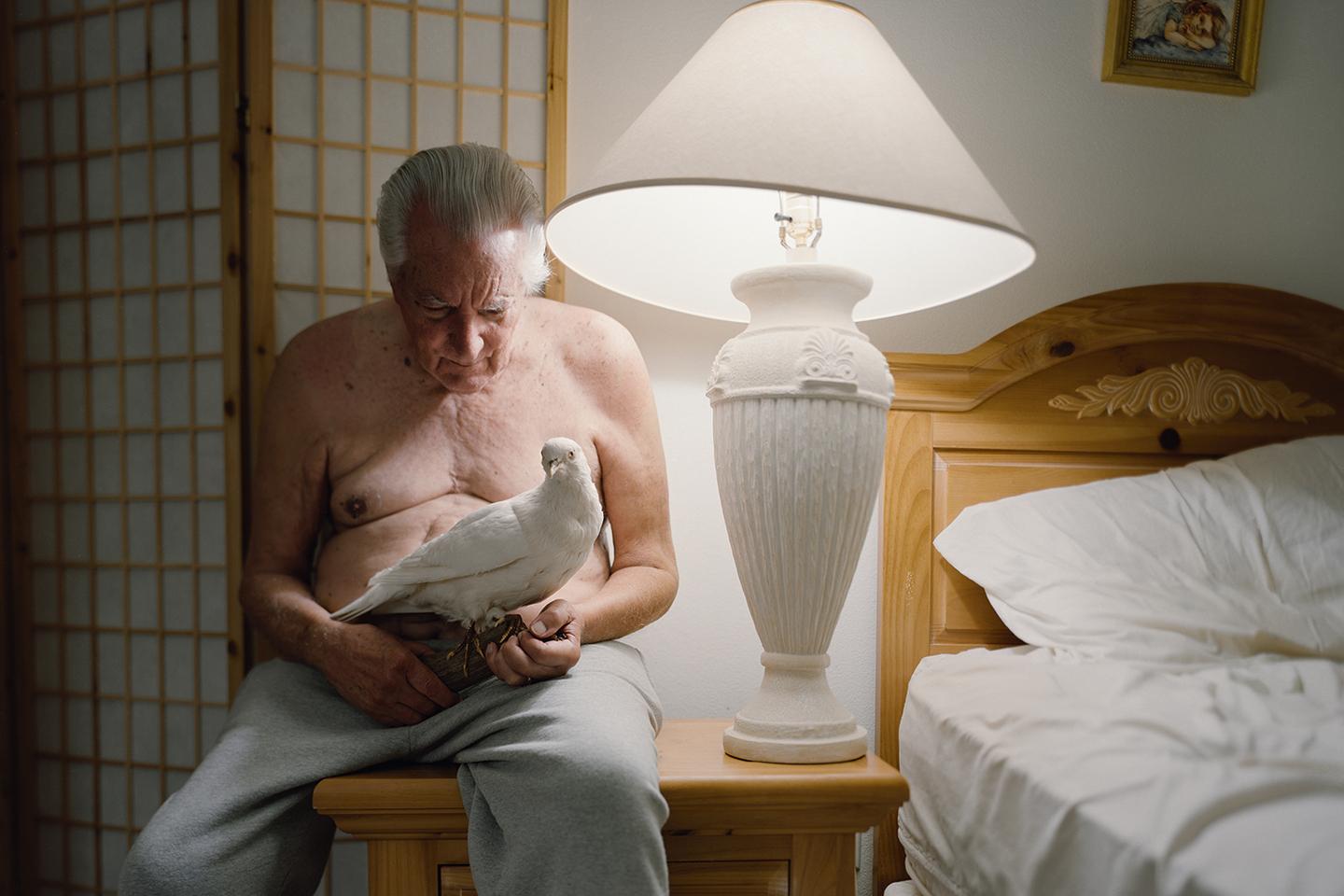 Dans « Pictures of Birds », Alana Perino photographie le deuil après la mort de sa belle-mère Dans « Pictures of Birds », Alana Perino photographie le deuil après la mort de sa belle-mère