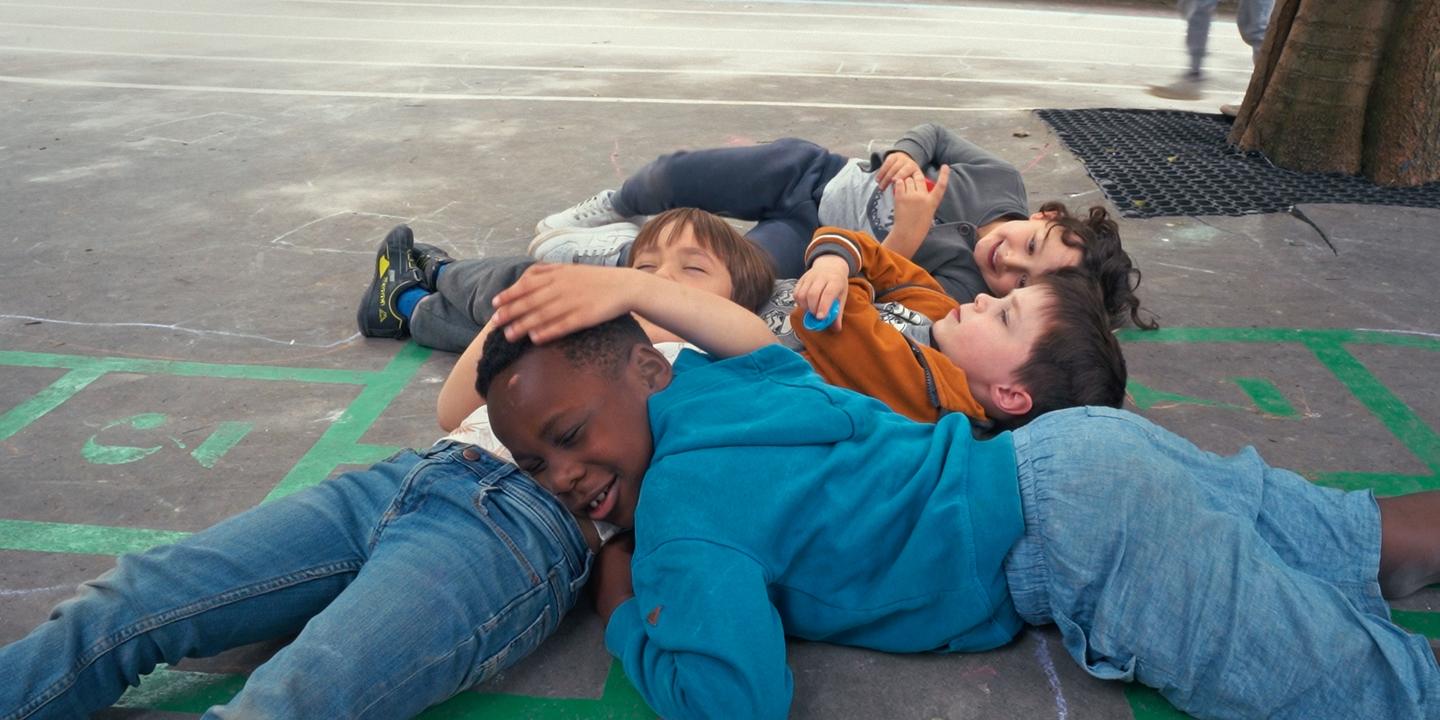 Des enfants de maternelle débattent de la guerre et des élections dans un documentaire