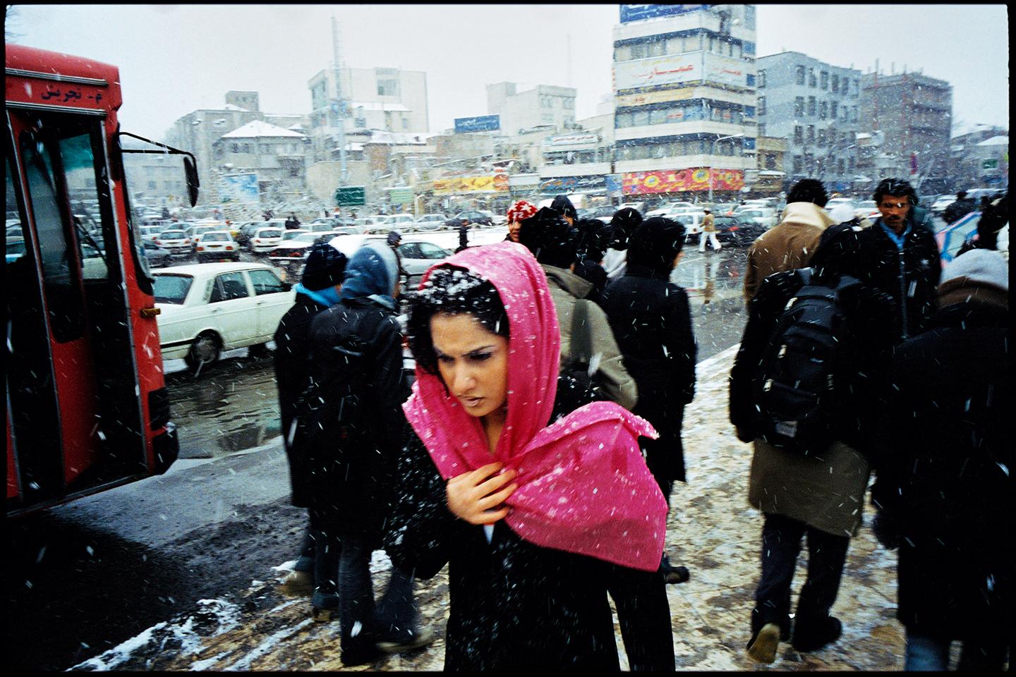 « Très vite, les flocons me font penser à l’enfance et à la liberté. Le quartier a tellement changé. Son odeur, ce mélange de pain chaud et d’essence, est toujours là, mais le noir est dorénavant sur toutes les têtes des femmes »
