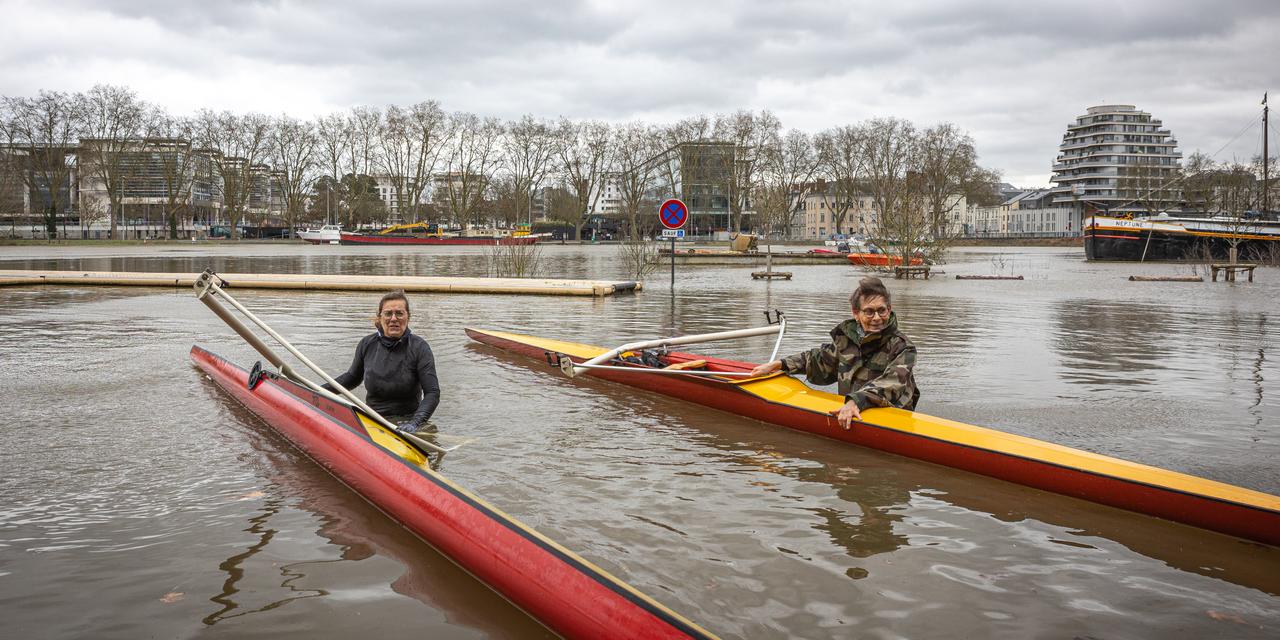 Angers, France - 19 février 2026. Des membres du club nautique d'Angers extraient des bateaux des hangars inondés. D'importantes crues ont lieu a Angers et dans le reste du Maine et Loire après d'importantes précipitations. Photographie par Jérémie Lusseau / Hans Lucas pour Le Monde