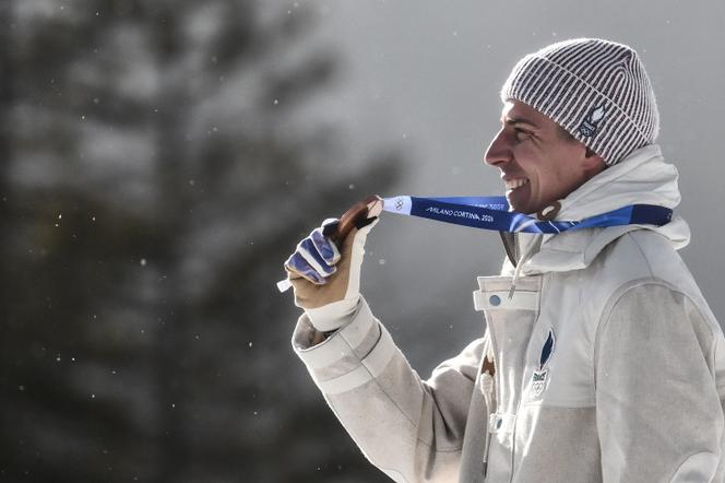 Le biathlète Quentin Fillon-Maillet pose avec sa médaille de bronze, remportée lors de la mass start, vendredi 20&nbsp;février à Anterselva (Italie). 
