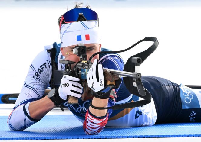 Eric Perrot durante a largada em massa dos Jogos Olímpicos Milão-Cortina, 20 de fevereiro de 2026.