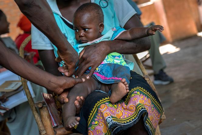Un enfant reçoit le premier vaccin expérimental contre le paludisme, dans le cadre d’un programme de l’Alliance mondiale pour les vaccins et la vaccination (GAVI), à Tomali (Malawi), le 11&nbsp;décembre 2019.