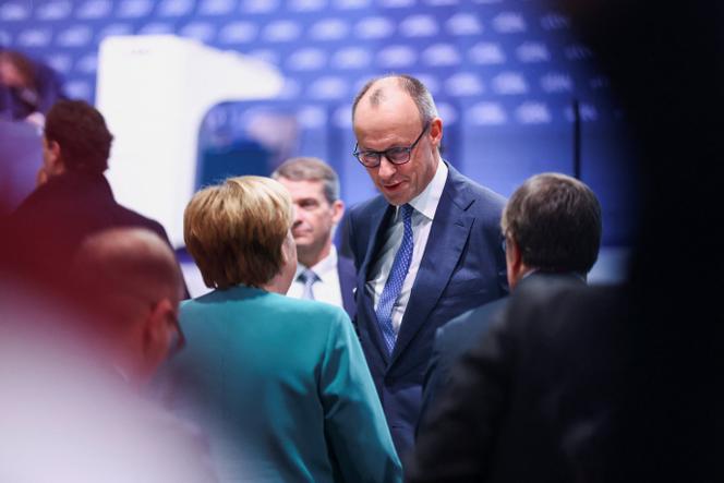 L’ancienne chancelière allemande Angela Merkel s’entretient avec le chancelier allemand et président de L’Union chrétienne-démocrate (CDU) Friedrich Merz avant le congrès de la CDU, à Stuttgart (Allemagne), le 20 février 2026.
