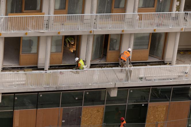 Des employés travaillent sur un bâtiment du village olympique, à Saint-Ouen-sur-Seine (Seine-Saint-Denis), le 24&nbsp;août 2023.