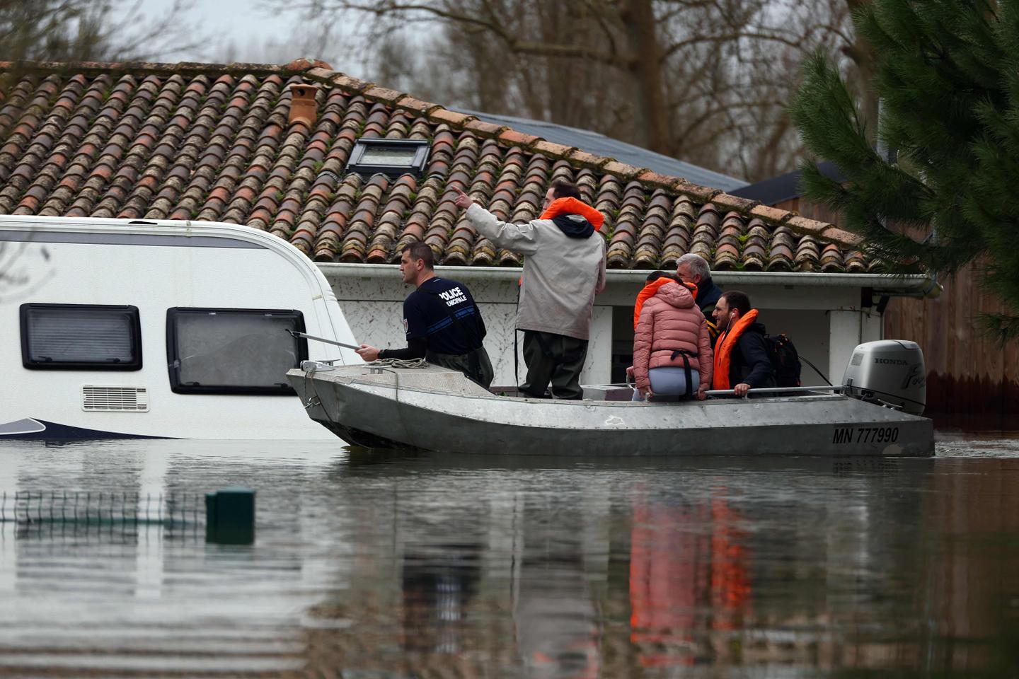 A Saintes, inondée, la solidarité dans le combat contre l’eau : « Sa maison est une île depuis une semaine, voir des gens lui a fait un bien fou »