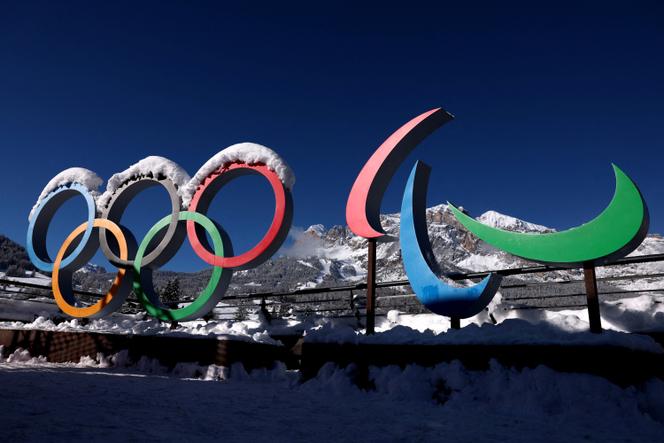 Les anneaux olympiques et les agitos paralympiques avant les Jeux d’hiver de Milan-Cortina d’Ampezzo (Italie), le 26 janvier 2026.