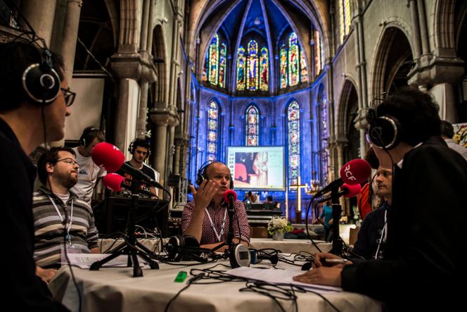 Des journalistes des RCF, dans l’église Sainte-Blandine, à Lyon, le 25&nbsp;mai&nbsp;2015.