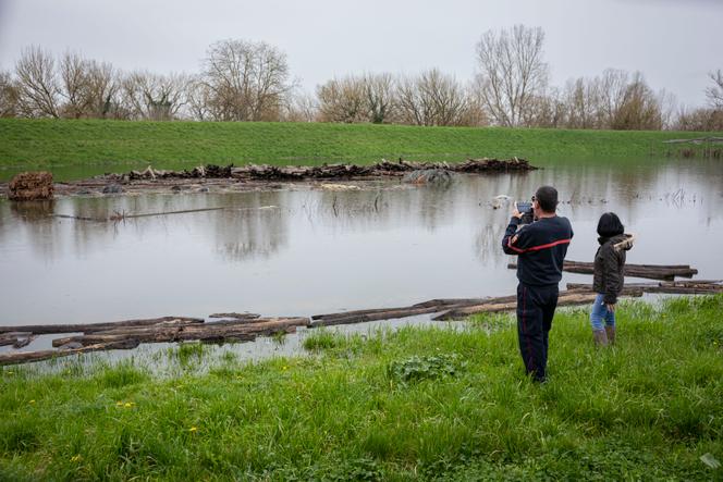 Maria Frechiami, arboricultrice, et un pompier sont venus constater l'état d’une digue, à Aiguillon (Lot-et-Garonne), le 17 février 2026.