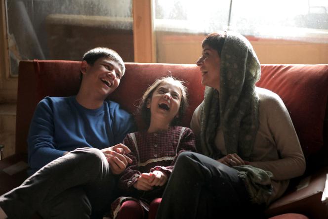 Sinan Mohebi (Aliyar), Arshida Dorostkar (Neda) et Mahnaz (Parinaz Izadyar) dans « Woman and Child », de Saeed Roustaee.