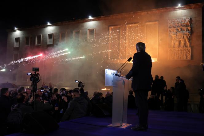 Pendant un discours de l’ancien premier ministre albanais et chef du Parti démocratique, Sali Berisha, lors d’un rassemblement antigouvernemental à Tirana, le 20&nbsp;février&nbsp;2026.